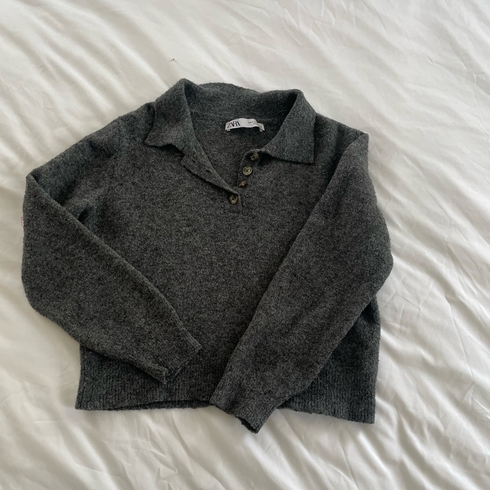 Gray short sweater